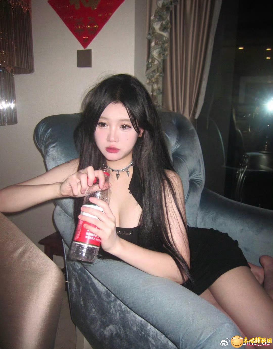 某博开衩裙大赛