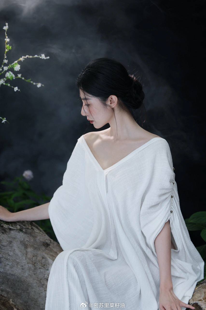 某博“夏天该有的清凉”穿搭大赛